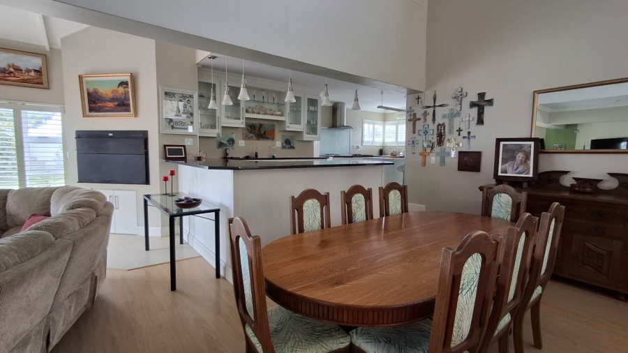 3 Bedroom Property for Sale in Boggomsbaai Western Cape